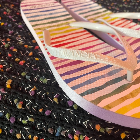 NWOT Havanera different colored striped flip flops - Picture 4 of 5